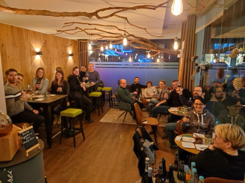 Gäste bei einem Wein- und Käseabend in der Vinothek Steinfurt