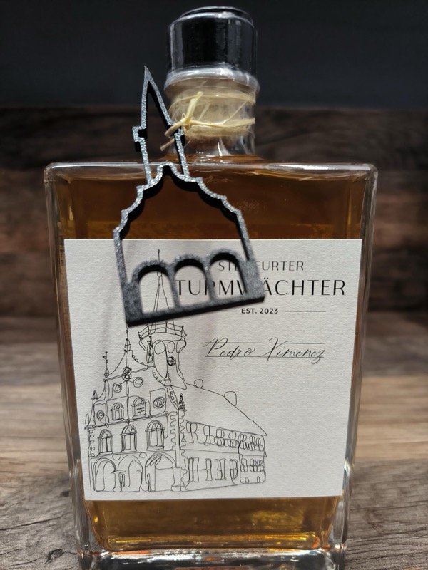 Flasche Steinfurter Turmwächter, gereift im 40 Jahre alten Pedro-Ximénez-Sherryfass, mit Etikett des historischen Rathauses